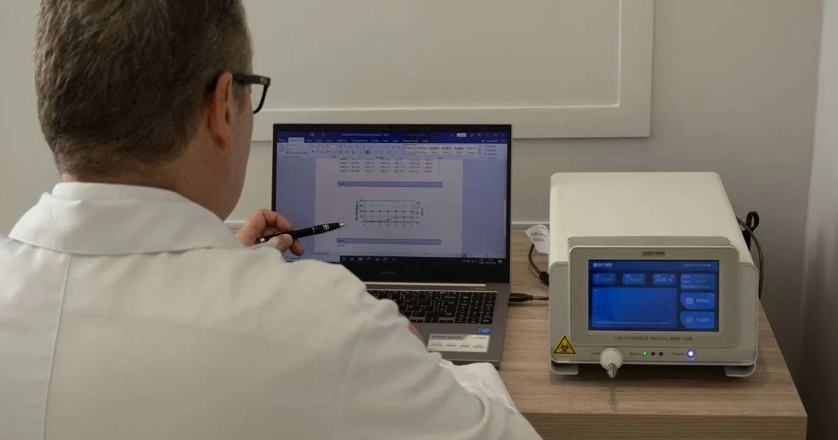 Médico avaliando dados de teste respiratório