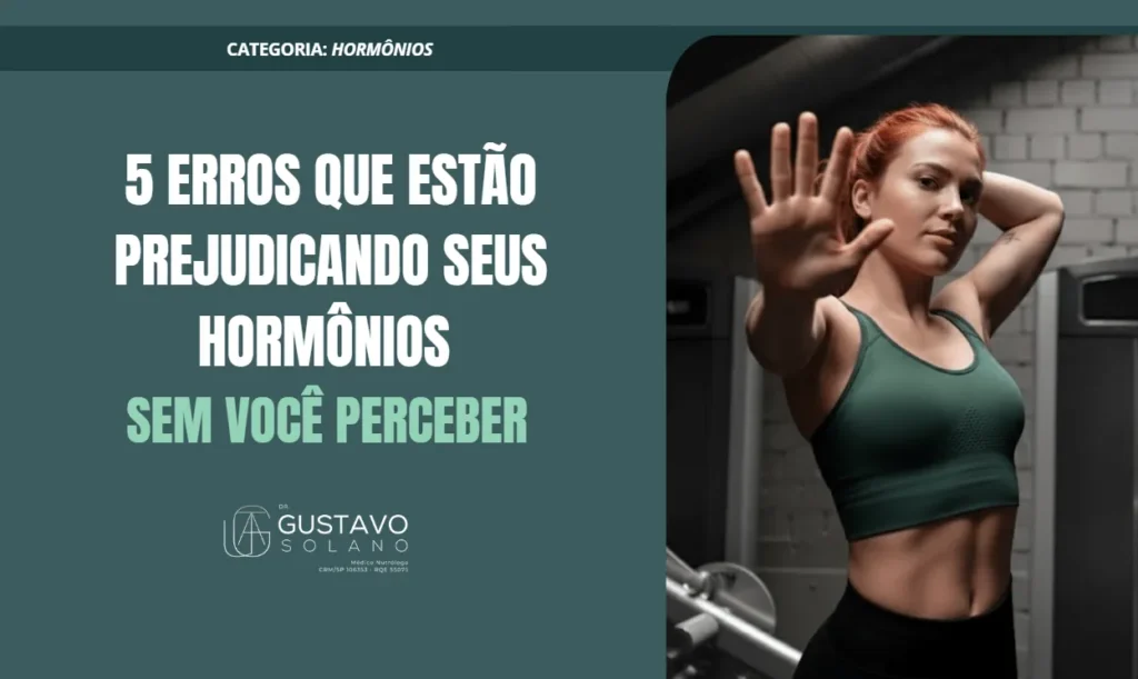 5 erros que estão prejudicando seus hormônios podem fazer parte da sua rotina diária sem que você perceba. Mulher jovem em ambiente de academia, com a mão estendida fazendo sinal de cinco, simbolizando os erros comuns que prejudicam os hormônios sem que a pessoa perceba. Imagem utilizada em artigo do Dr. Gustavo Solano sobre hábitos que desregulam o equilíbrio hormonal.