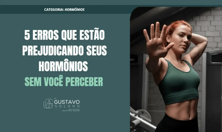 5 erros que estão prejudicando seus hormônios podem fazer parte da sua rotina diária sem que você perceba. Mulher jovem em ambiente de academia, com a mão estendida fazendo sinal de cinco, simbolizando os erros comuns que prejudicam os hormônios sem que a pessoa perceba. Imagem utilizada em artigo do Dr. Gustavo Solano sobre hábitos que desregulam o equilíbrio hormonal.