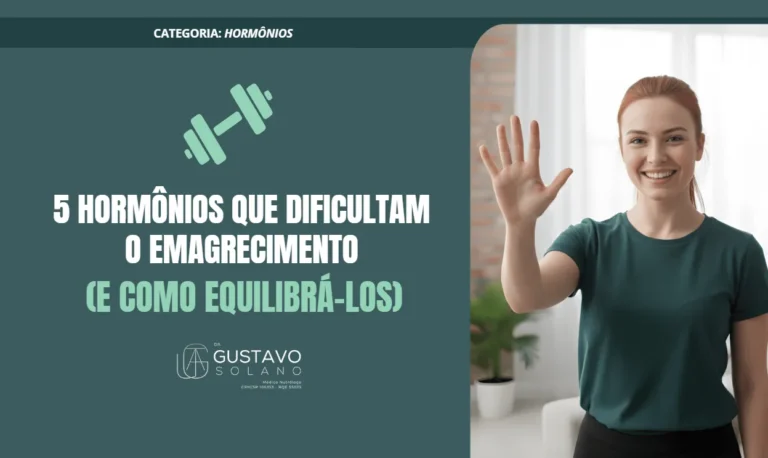 Mulher sorrindo e levantando a mão com cinco dedos, simbolizando cinco hormônios que dificultam o emagrecimento.