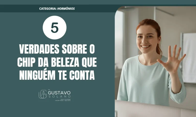 Mulher sorrindo e acenando em frente ao espelho em ambiente iluminado.
