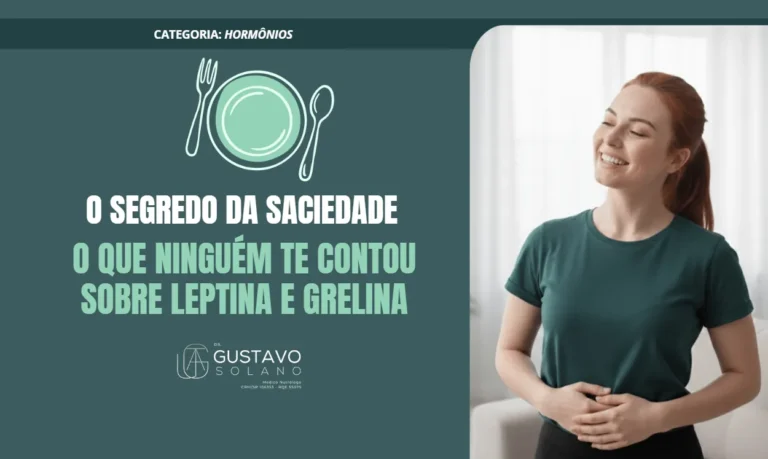 Mulher sorrindo com as mãos sobre o abdômen, representando sensação de saciedade relacionada à leptina e grelina.